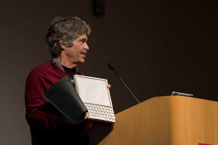 Alan_Kay_and_the_prototype_of_Dynabook,_pt._5_(3010032738)